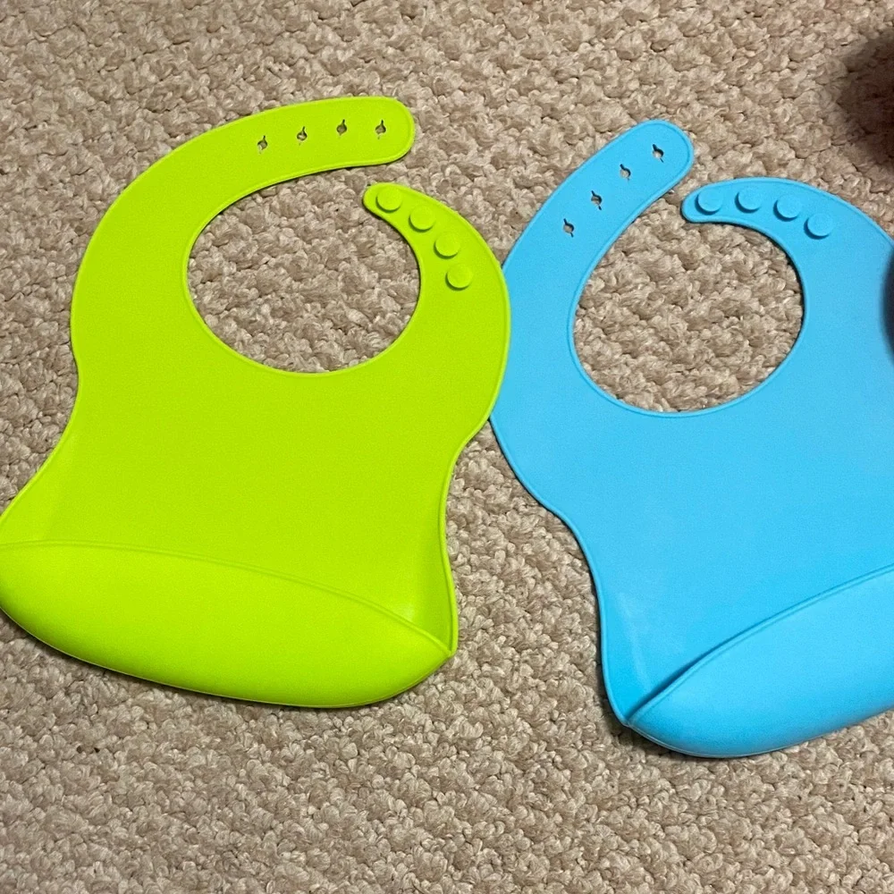 2 bibs, green & blue, 2 suction bowls, pink & purple, 1 tommie tippie sippie cup